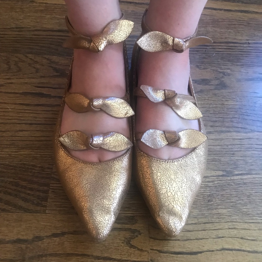 Report size 8 1/2 rose gold pointy toe flats